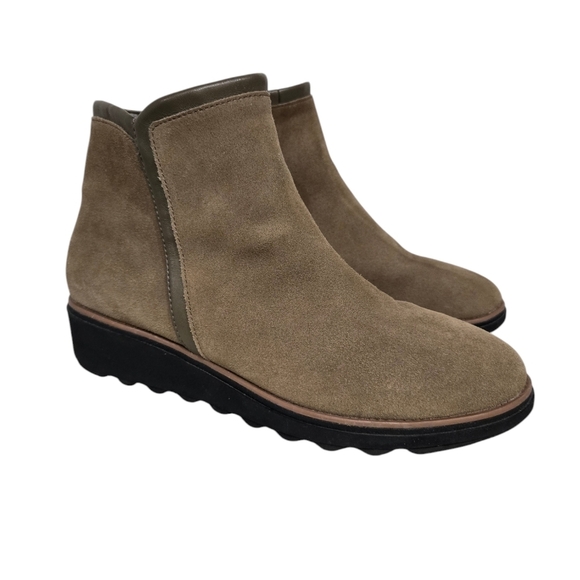 Clarks Low Wedge Taupe Tan Ankle Boots 9.5 Wide - Picture 1 of 7